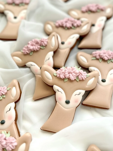 ręcznie zdobione pierniki lub ciasteczka maślane w kształcie sarenek z kwiatami na głowie na roczek lub chrzest z motywem leśnych zwierzątek