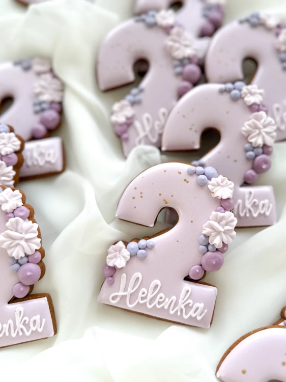 ręcznie zdobione ciasteczka maślane w kształcie cyferki z personalizowanym imieniem, balonikami i kwiatami na urodziny