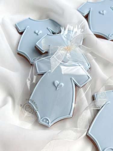 Ręcznie zdobione pierniki na chrzest chłopca jako słodkie podziękowania dla gości