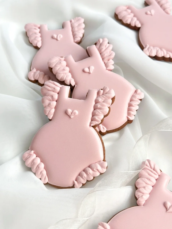 ręcznie zdobione pierniki na chrzest dziewczynki