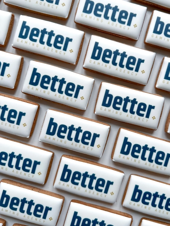 Małe prostokątne pierniki firmowe z logo firmy jako podziękowania i słodkie upominki  dla klientów oraz pracowników.