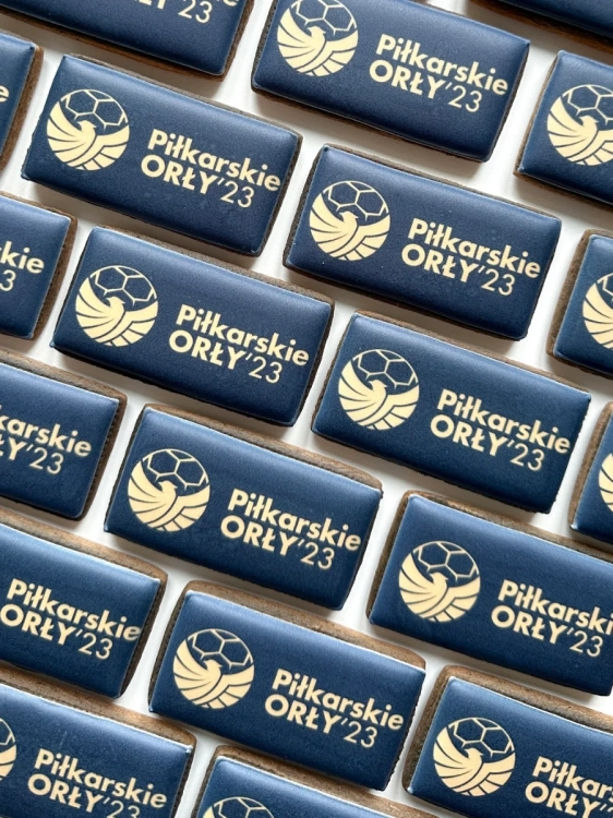 Małe prostokątne pierniki firmowe z logo firmy jako podziękowania i słodkie upominki  dla klientów oraz pracowników.