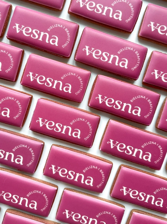 Małe prostokątne pierniki firmowe z logo firmy jako podziękowania i słodkie upominki  dla klientów oraz pracowników.