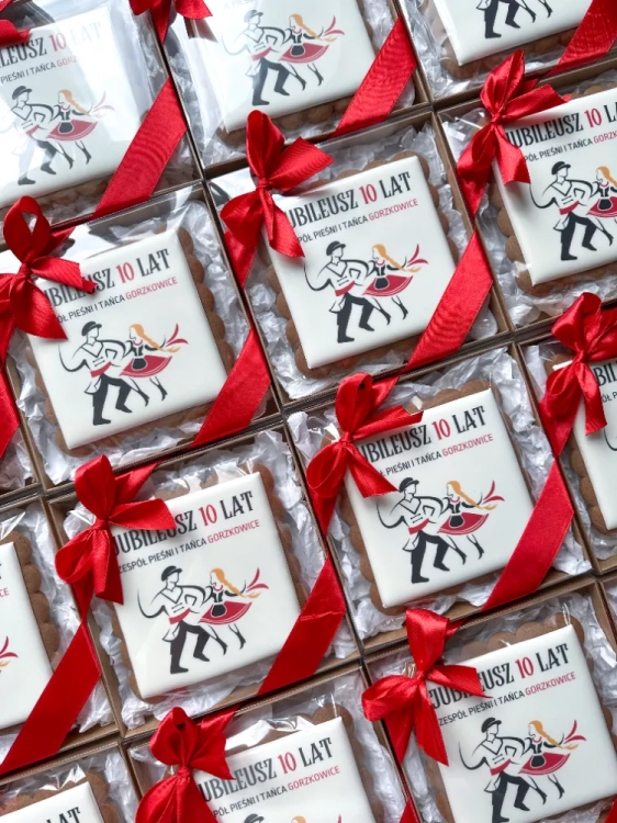 Duży piernik z logo zapakowany w ozdobne pudełko