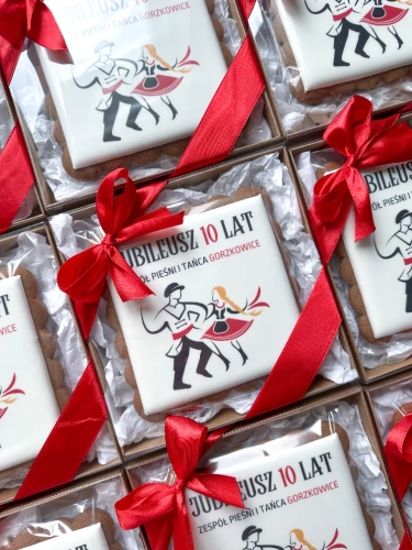 Duży piernik z logo zapakowany w ozdobne pudełko