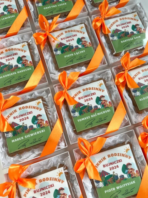 Duży piernik z logo zapakowany w ozdobne pudełko