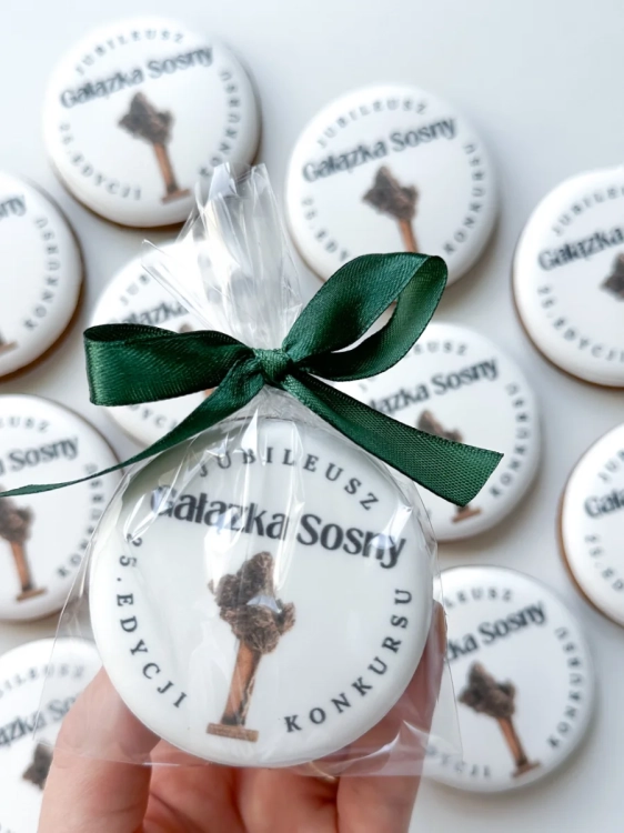 Piernik ręcznie zdobiony w kształcie okręgu dla firm z logo