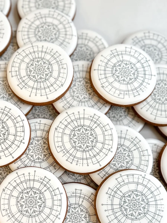 Ręcznie zdobione ciastka z logo dla firm