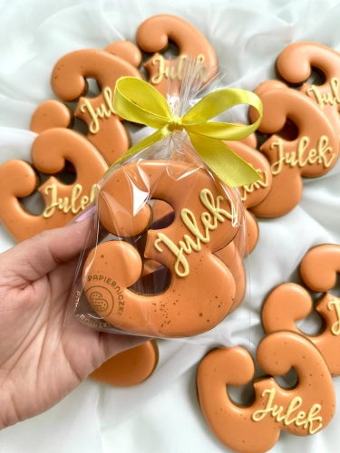 Ręcznie zdobiony piernik korzenny w kształcie cyfry trzy idealny prezent na podziękowania dla gości