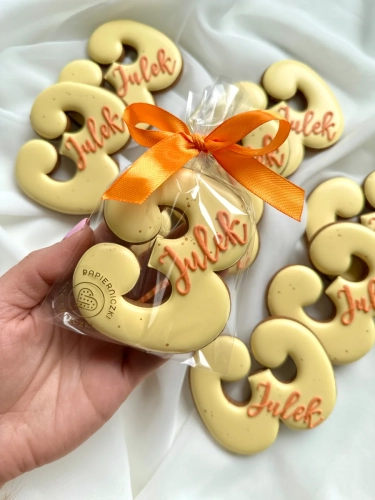 Ręcznie zdobiony piernik korzenny w kształcie cyfry trzy idealny prezent na podziękowania dla gości