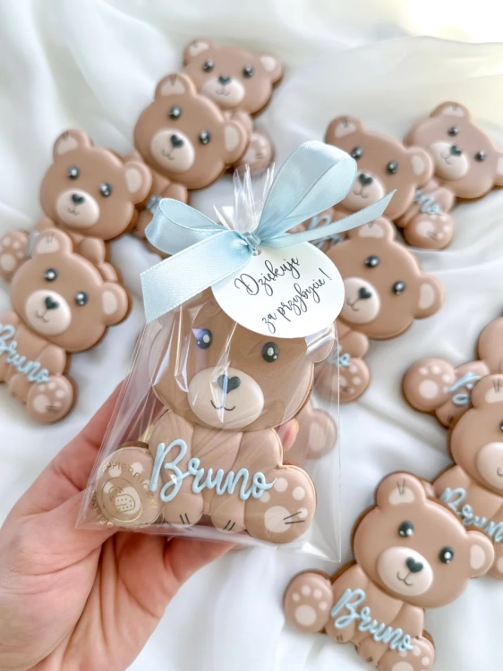ręcznie zdobione pierniki w kształcie misia na chrzest lub urodziny