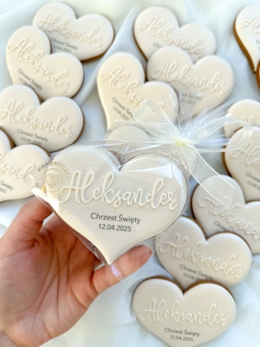 Ręcznie zdobiony piernik korzenny w kształcie serca z personalizowanym imieniem i napisem