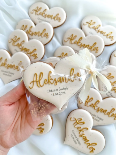 Ręcznie zdobiony piernik korzenny w kształcie serca z personalizowanym imieniem i napisem
