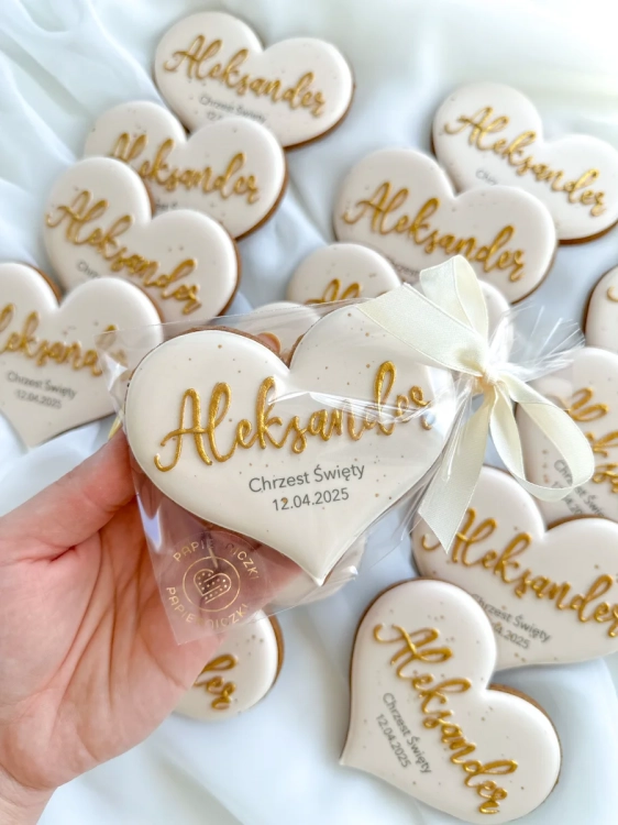 Ręcznie zdobiony piernik korzenny w kształcie serca z personalizowanym imieniem i napisem