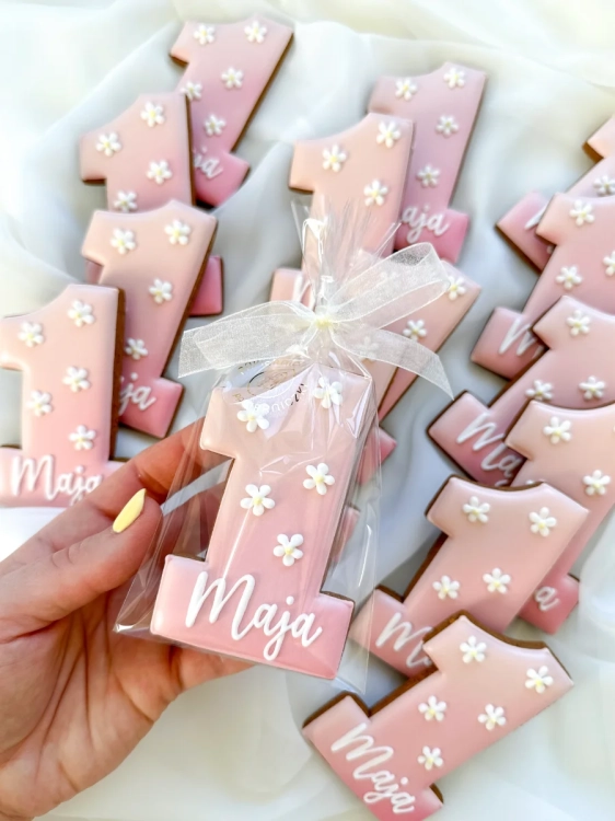 Ręcznie zdobiony piernik w kształcie cyferki jedynki z personalizowanym imieniem