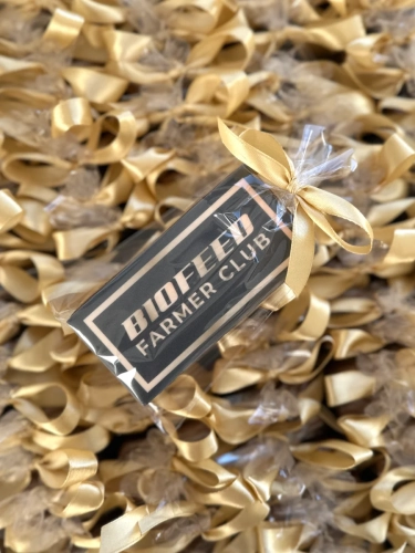 Duże prostokątne pierniki firmowe z logo firmy jako podziękowania i słodkie upominki  dla klientów oraz pracowników.