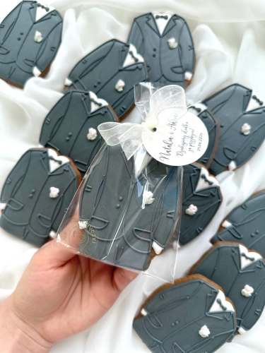 Ślubny piernik ręcznie zdobiony w kształcie garnituru z personalizowanym bilecikiem