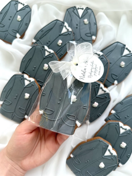 Ślubny piernik ręcznie zdobiony w kształcie garnituru z personalizowanym bilecikiem