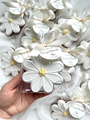 Piernik ręcznie zdobiony w kształcie stokrotki