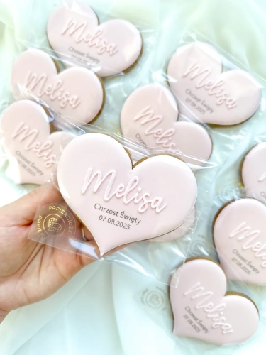 pierniczek w kształcie serca z imieniem i datą chrztu