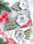 zestaw ręcznie zdobionych pierników świątecznych w kształcie choinki i śnieżynki z personalizowanym logo firmy zapakowane w ozdobne pudełko prezentowe, idealne jako prezenty świąteczne dla firm i pracowników