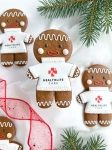 ręcznie zdobiony, duży piernik świąteczny w kształcie piernikowego ludzika z personalizowanym logo jako upominki i prezenty świąteczne dla firm