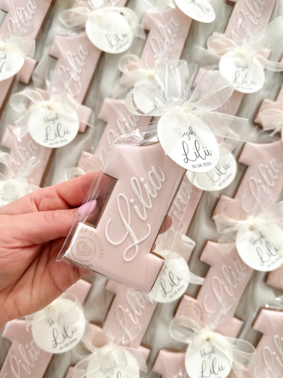 ręcznie zdobione pierniki w kształcie jedynki z personalizowanym imieniem jako podziękowania na roczek