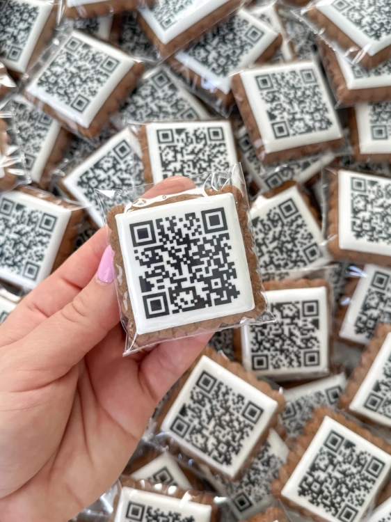 ręcznie zdobione pierniki z kodem QR, słodycze reklamowe dla firm