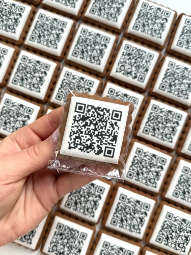 ręcznie zdobione ciastka z kodem QR