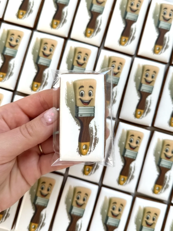 małe ręcznie zdobione pierniczki z grafiką