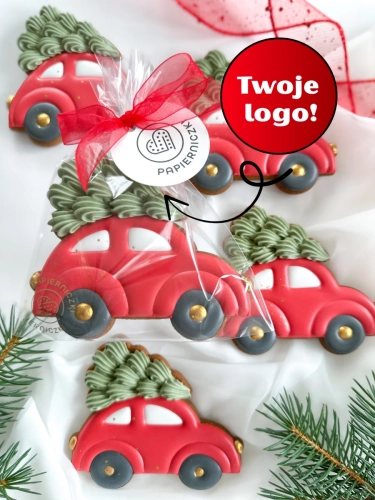 Ręcznie zdobione pierniki świąteczne w kształcie czerwonego auta z choinką na dachu z personalizowanym bilecikiem z logo firmy i życzeniami