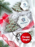zestaw ręcznie zdobionych pierników świątecznych w kształcie choinki i śnieżynki z personalizowanym logo firmy zapakowane w ozdobne pudełko prezentowe, idealne jako prezenty świąteczne dla firm i pracowników