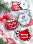 zestaw ręcznie zdobionych pierników świątecznych w kształcie kubka gorącej czekolady i śnieżynki z personalizowanym logo firmy zapakowane w ozdobne pudełko prezentowe, idealne jako prezenty świąteczne dla firm transportowych i pracowników