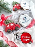 zestaw ręcznie zdobionych pierników świątecznych w kształcie auta z choinką i śnieżynki z personalizowanym logo firmy zapakowane w ozdobne pudełko prezentowe, idealne jako prezenty świąteczne dla firm transportowych i pracowników