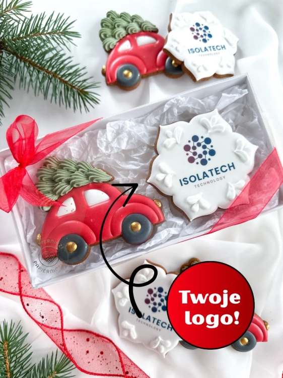 zestaw ręcznie zdobionych pierników świątecznych w kształcie auta z choinką i śnieżynki z personalizowanym logo firmy zapakowane w ozdobne pudełko prezentowe, idealne jako prezenty świąteczne dla firm transportowych i pracowników