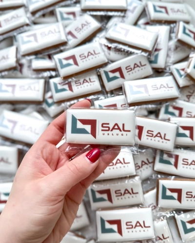 Małe prostokątne pierniki firmowe z logo firmy jako podziękowania i słodkie upominki  dla klientów oraz pracowników.