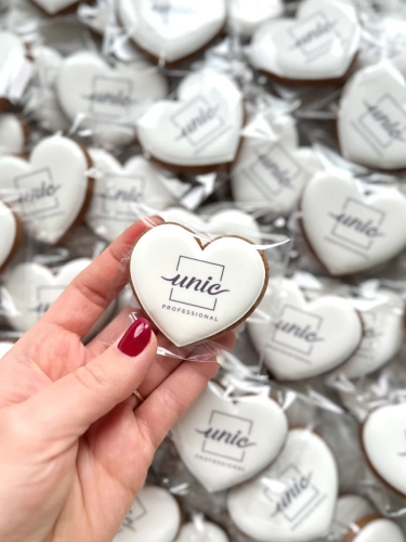 ręcznie zdobione pierniczki w kształcie serduszka z logo firmy