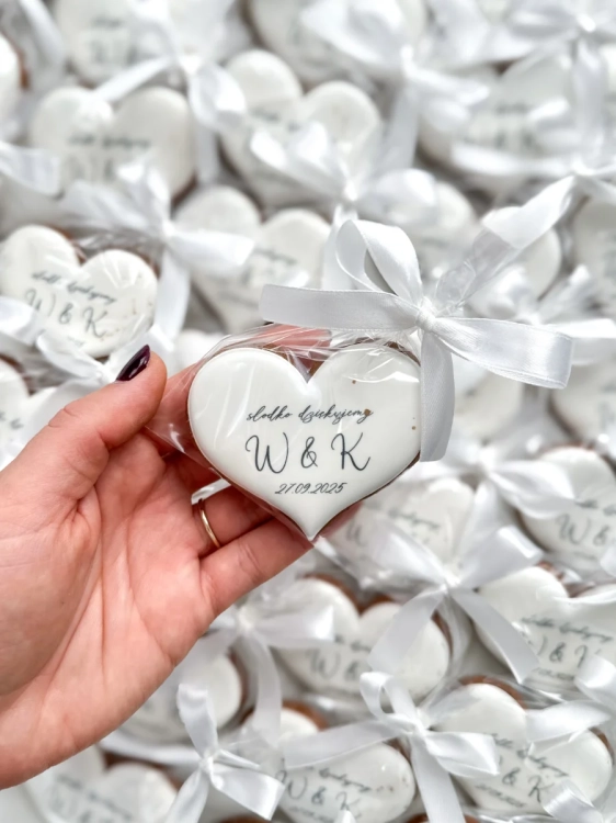 pierniczki w kształcie serduszka z imionami młodej pary i datą jako słodkie upominki dla gości