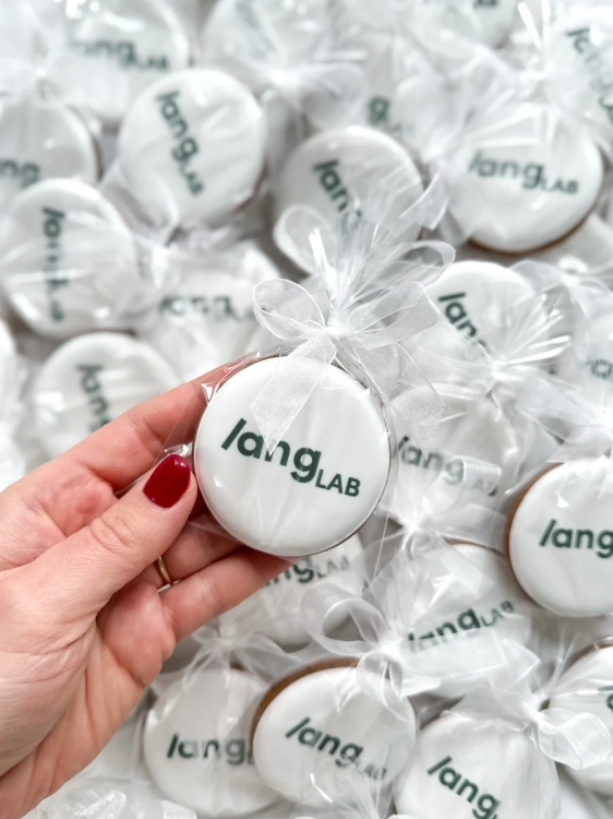 okrągłe pierniki z logo