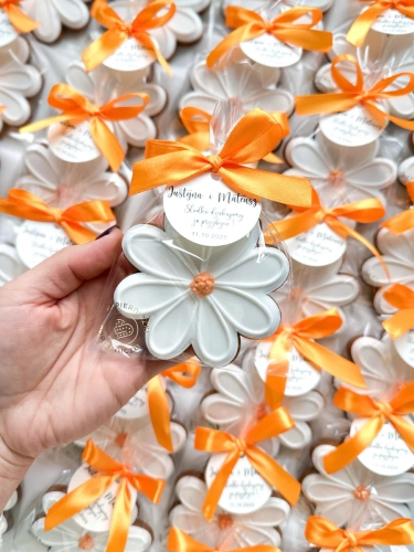 ręcznie zdobione pierniczki w kształcie kwiatków