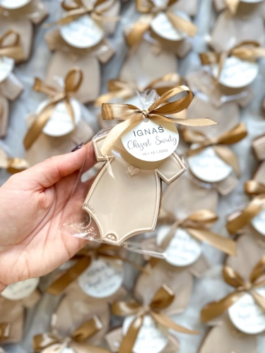 pierniczki w kształcie body jako słodkie podziękowania na chrzest chłopca