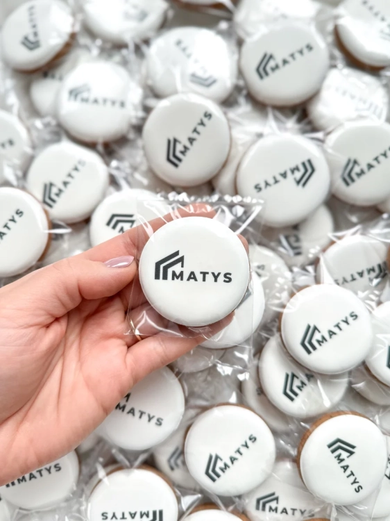 Ręcznie zdobione pierniki firmowe w kształcie okręgu z logo