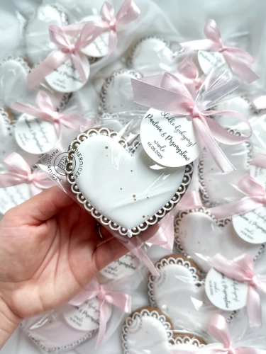 ręcznie zdobione pierniczki serduszka z koronkowymi zdobieniami jako słodkie podziękowania na wesele czy chrzest