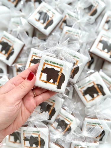 kwadratowe pierniki z logo jako słodycze reklamowe