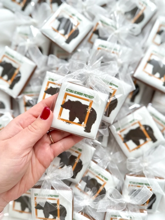 kwadratowe pierniki z logo jako słodycze reklamowe