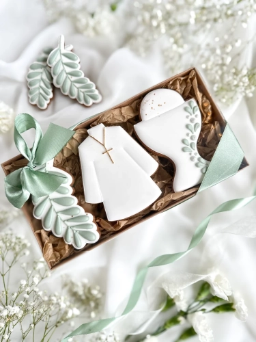 Zestaw pierników na komunie w kształcie gałązki, alby i kielicha zapakowane w ozdobne pudełko jako podziękowanie dla gości lub prezent dla chrzestnych