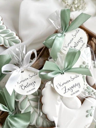 Zestaw pierników na komunie w kształcie gałązki, alby i kielicha zapakowane w ozdobne pudełko jako podziękowanie dla gości lub prezent dla chrzestnych