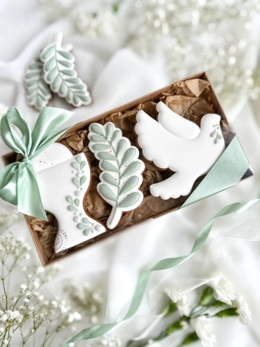 Zestaw pierników na komunie w kształcie kielicha, gałązki i gołąbka zapakowane w ozdobne pudełko jako podziękowanie dla gości lub prezent dla chrzestnych