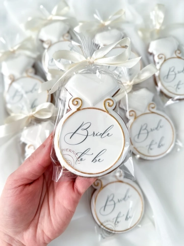 ręcznie zdobiony piernik w kształcie pierścionka z napisem bride to be jako podziękowanie na wieczór panieński lub prezent dla przyszłej panny młodej lub świadkowej