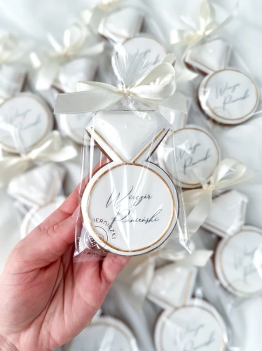 ręcznie zdobiony piernik w kształcie pierścionka z napisem wieczór panieński jako słodki upominek lub prezent na wieczór panieński